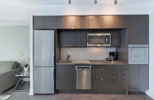 Toronto Entertainment District Apartment | 1 Bedroom/1 Bathroom Suite