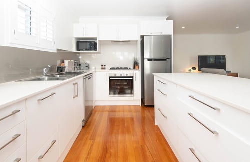 Norfolk Island Ski Chalet | 1 bedroom 2 bathroom house with wide verandah, sea views, incl car