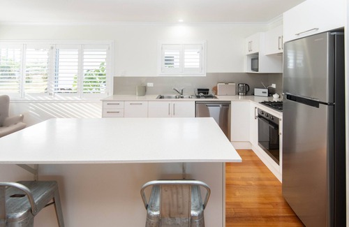 Norfolk Island Ski Chalet | 1 bedroom 2 bathroom house with wide verandah, sea views, incl car