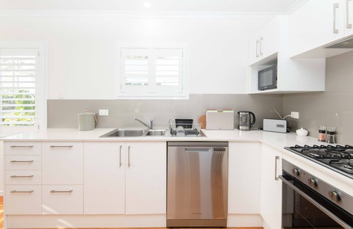 Norfolk Island Ski Chalet | 1 bedroom 2 bathroom house with wide verandah, sea views, incl car