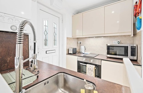 Friern Barnet Apartment | 1 bedroom 2 min New Southgate/Arnos Grove London