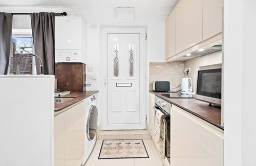 Friern Barnet Apartment | 1 bedroom 2 min New Southgate/Arnos Grove London