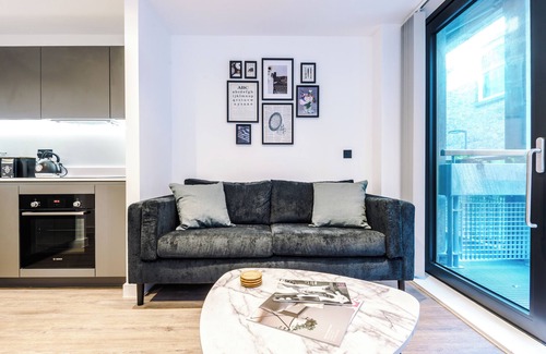 Chinatown Apartment | 1 Bedroom Apartment with Balcony