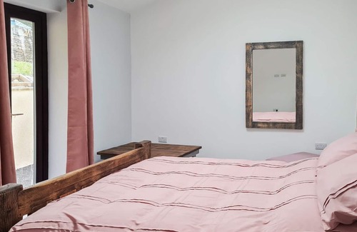 Ynysddu Cottage | 1 bedroom accommodation in Mynydd Islwyn