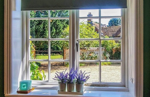 Stockbridge Cottage | 1 bedroom accommodation in Over Wallop, near Stockbridge