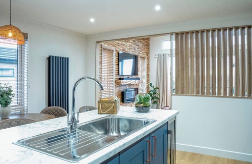 Bredons Hardwick Ski Chalet | 1 bedroom accommodation in Tewkesbury