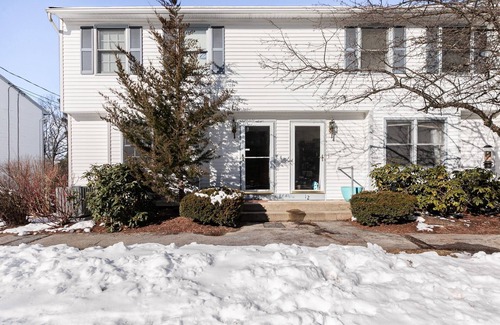 Nashua House | 1-Bedroom and 1.5 Bath Townhouse Condo Centrally-Located Near Fidelity and BAE
