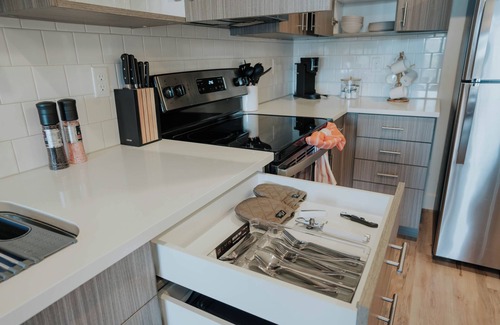 People's Freeway Apartment | 1-Bedroom Apartment Hotel Vibes, But Better! - Salt Lake Stay