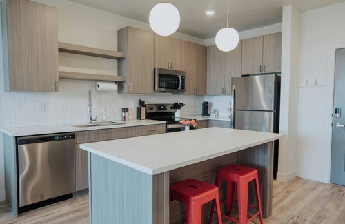 People's Freeway Apartment | 1-Bedroom Apartment Hotel Vibes, But Better! - Salt Lake Stay