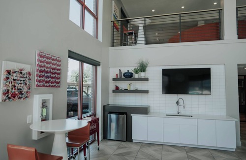 People's Freeway Apartment | 1-Bedroom Apartment Hotel Vibes, But Better! - Salt Lake Stay