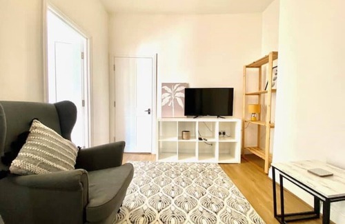 Mile End Apartment | 1 Bedroom Apartment 3 mins walk Mile End Station