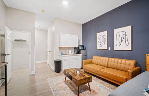 Grand Bay Apartment | 1 Bedroom Apartment at Oak + Fountain #19