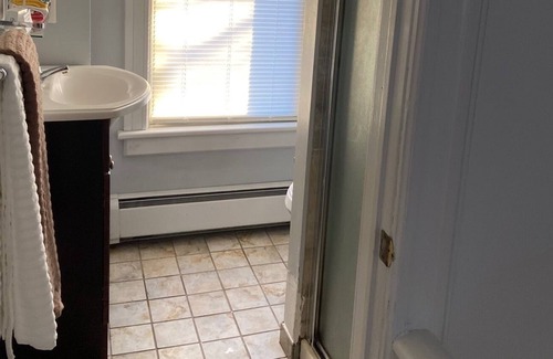 Red Bank House | 1 bedroom apartment-Close to train-easy commute to NYC 2nd floor