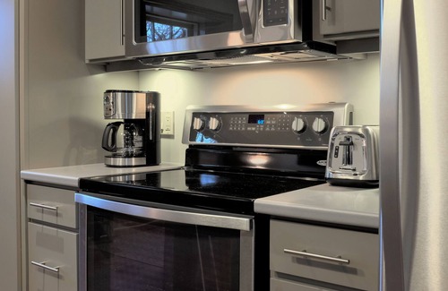 Goderich Apartment | 1 Bedroom Apartment in Beautifully Renovated Heritage Home (apt 2)