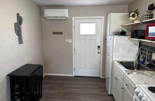 University Heights Apartment | 1 Bedroom apartment w/balcony near UNM, Nob Hill and downtown.