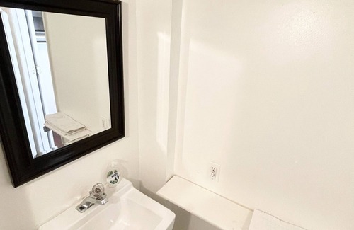 Harleston Village Apartment | 1 Bedroom Apartment - Walk to King street - Free Parking