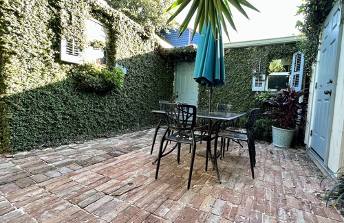 Faubourg Delachaise Apartment | 1 Bedroom Apartment with Courtyard Upper garden Magazine Art District