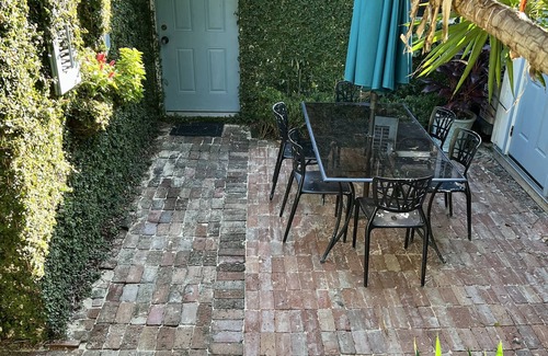 Faubourg Delachaise Apartment | 1 Bedroom Apartment with Courtyard Upper garden Magazine Art District