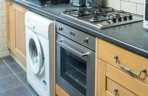 Crawley Apartment | 1 Bedroom Apartment with Garden in Charming Crawley and Free Parking