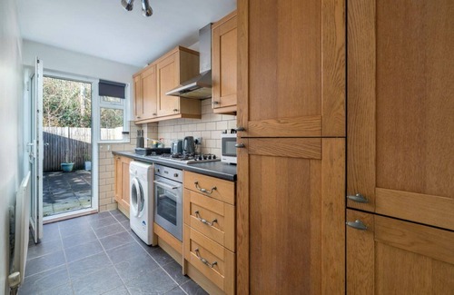 Crawley Apartment | 1 Bedroom Apartment with Garden in Charming Crawley and Free Parking