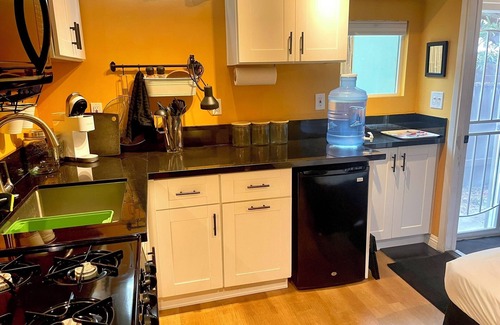 Bay Ho Apartment | 1-bedroom apartmt with full kitchen, bath, private entrance, fenced-in backyard.