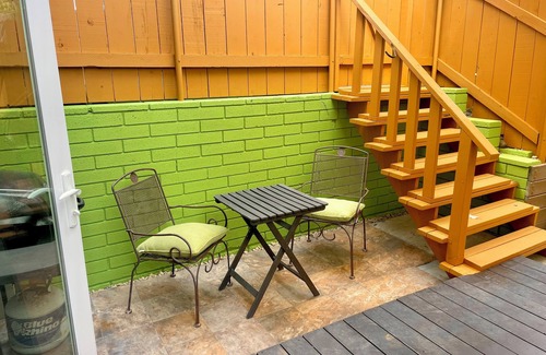 Bay Ho Apartment | 1-bedroom apartmt with full kitchen, bath, private entrance, fenced-in backyard.