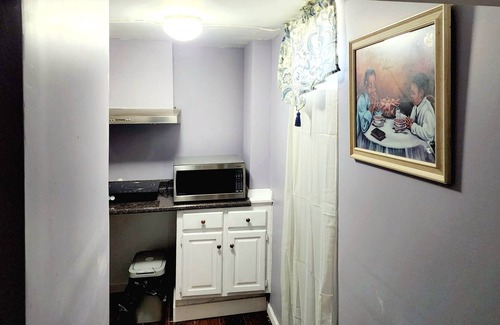 Behind the Rocks Apartment | 1 Bedroom Apt Hartford - Southwest Corner.