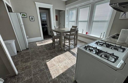 Highland Square Apartment | 1 Bedroom Apt in Central Akron - recently remodeled, Highland Square area, Smart TVs