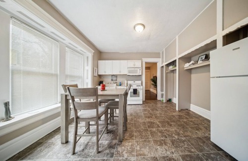 Highland Square Apartment | 1 Bedroom Apt in Central Akron - recently remodeled, Highland Square area, Smart TVs