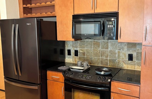 The Galleria Apartment | 1 Bedroom Apt in Houston Tx across from Galleria Mall w/fitness room, and WiFi