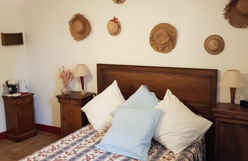 Chambon-sur-Voueize Bed & Breakfast | 1 Bedroom Bed & breakfast in Chambon-sur-Voueize