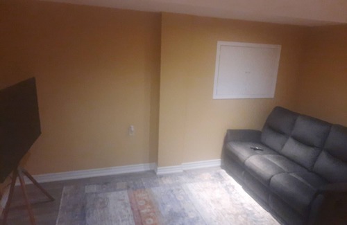 Brampton House | 1 Bedroom Basement Suite