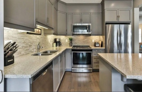 Airdrie House | 1 bedroom & Bathroom Near Airport