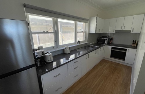 North Wollongong Apartment | 1 Bedroom Beach Apartment Queen Bed