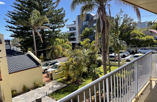 North Wollongong Apartment | 1 Bedroom Beach Apartment Queen Bed