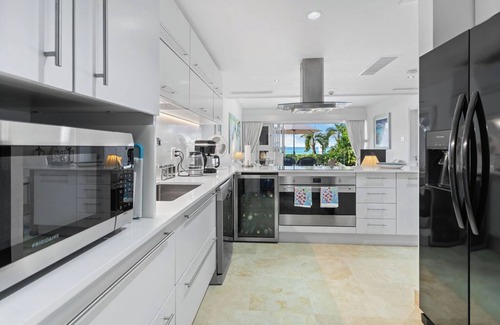 Old Trees Bay Apartment | 1 bedroom Beachfront Condo, small pool, gorgeous sea view