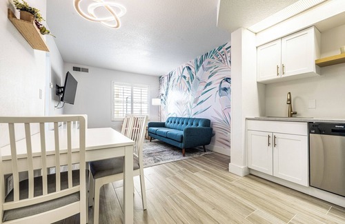 Florida Central Atlantic Coast Condo | 1 bedroom condo 5 minutes from Universal Studios, free parking