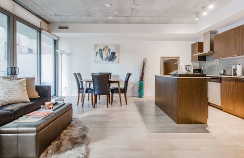 Fashion District Condo | 1 bedroom condo in trendy king west neighbourhood
