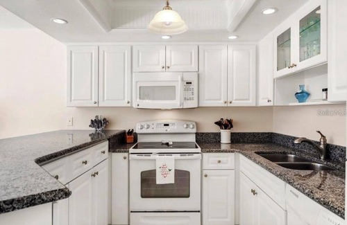 Holmes Beach Condo | 1-bedroom condo just a short walk to Anna Maria Beach