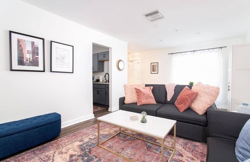 North Capitol Condo | 1-bedroom condo just a mile from Broadway with outdoor pool