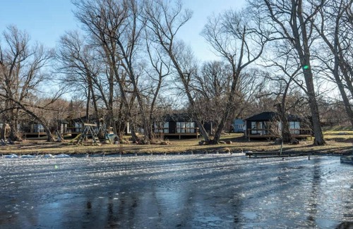 Harwood Cabin | 1 Bedroom Cottage #3: Willow Bay