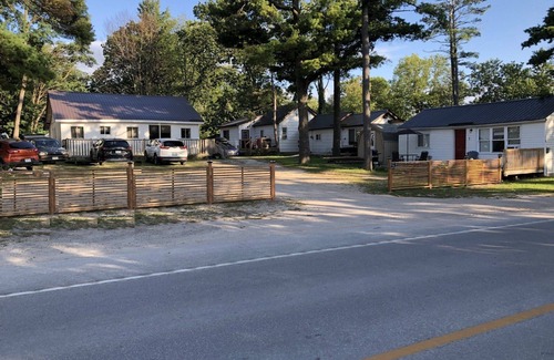 Wasaga Beach Cottage | 1 bedroom cottage, 2 min. walk to Beach 1