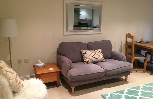 Cheltenham Apartment | 1 bedroom courtyard apartment, Central Cheltenham