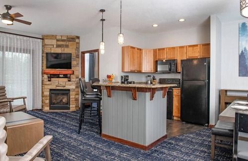 Lake Delton Condo | 1 Bedroom Deluxe, Wisconsin Dells Glacier Canyon Lodge!