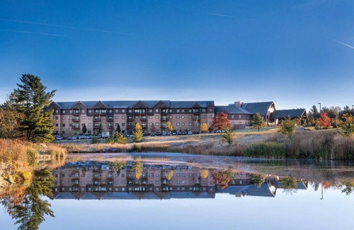 Lake Delton Condo | 1 Bedroom Deluxe, Wisconsin Dells Glacier Canyon Lodge!