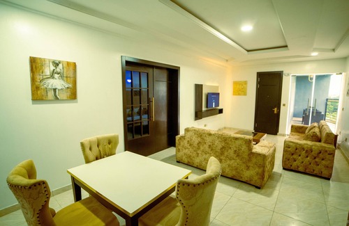 Ofin House | 1-Bedroom Flat - Sleeps 3 - Pool - Spa - Parking