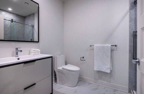 Byward Market - Parliament Hill Condo | 1-bedroom fully-furnished short term rental | The Met Furnished Suites