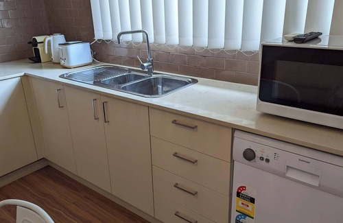 Arncliffe House | 1 bedroom guesthouse near airport with private access and parking