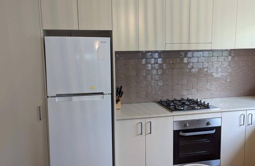 Arncliffe House | 1 bedroom guesthouse near airport with private access and parking