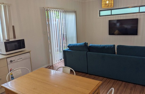 Arncliffe House | 1 bedroom guesthouse near airport with private access and parking